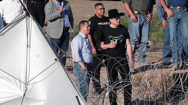 Elon Musk este jueves en la frontera entre Estados Unidos y México en Texas.