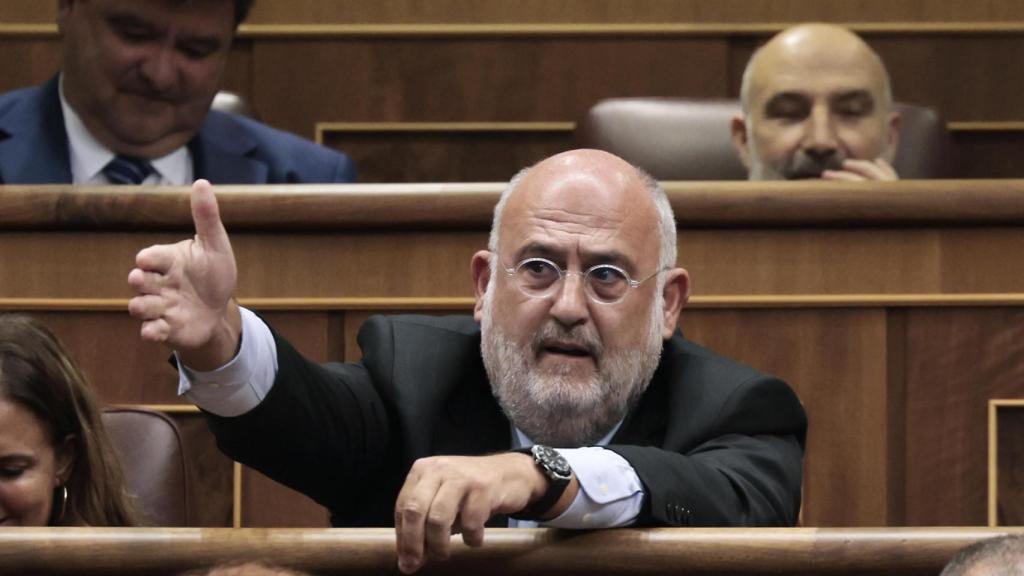 El diputado de Junts Eduard Pujol, tras su voto erróneo en el Congreso, en el debate de investidura de Feijóo.