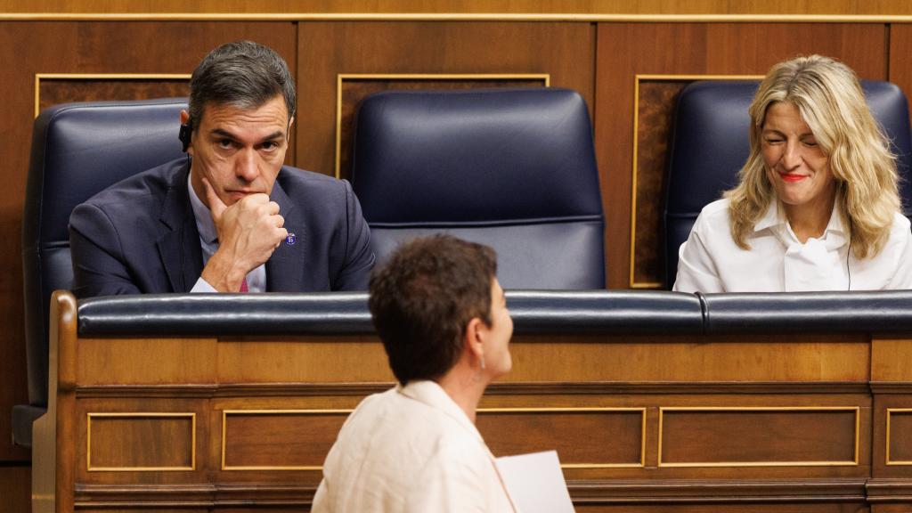 Pedro Sánchez junto a su socia de Sumar, Yolanda Díaz, ante Mertxe Aizpurua (Bildu), la semana pasada en el Congreso.