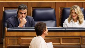 Pedro Sánchez, líder del PSOE, junto a su socia de Sumar, Yolanda Díaz, ante Mertxe Aizpurua (Bildu), en el Congreso.