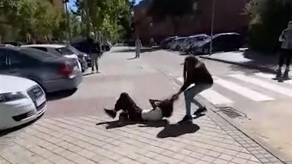 Momento en que la 'agresora' arrastra del pelo a su compañera.