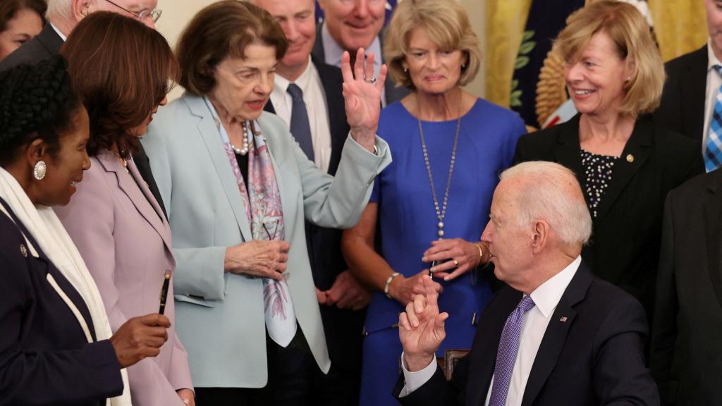 Dianne Feinstein, junto a Biden