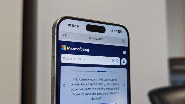 iPhone 15 Pro Max con el buscador de Microsoft