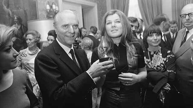 Ángel Sanz Briz, junto a la cantante Lenny Kuhr, el 9 de julio de 1969.