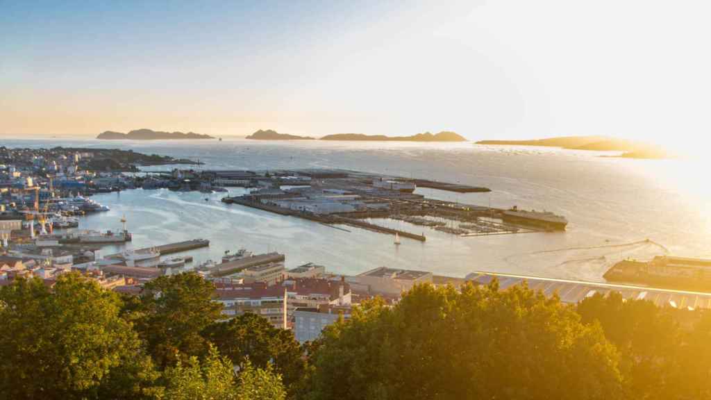 Vista de la ría de Vigo con las Cíes al fondo.