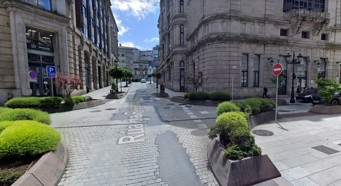 Estado de la calle adoquinada antes de las obras. Imagen: Google Maps