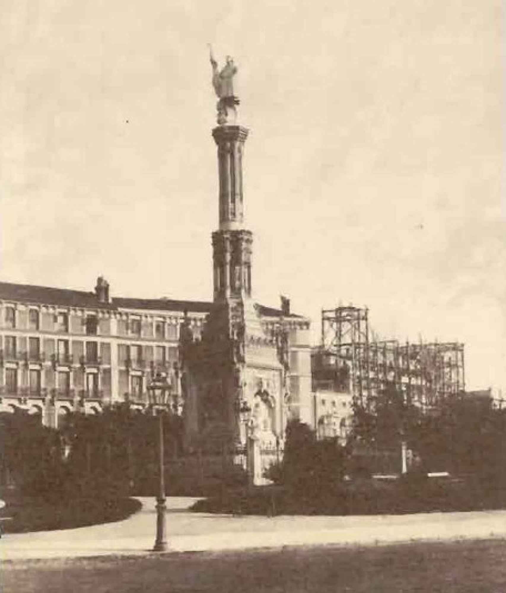 Aspecto de la estatua de Colón en 1890.
