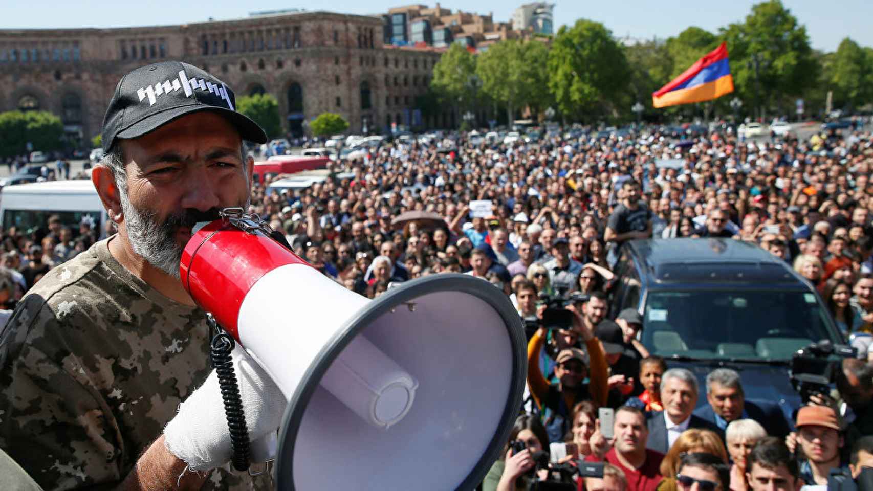 Pashinián habla por un megáfono durante las protestas en la plaza de la República, la primavera de 2018.