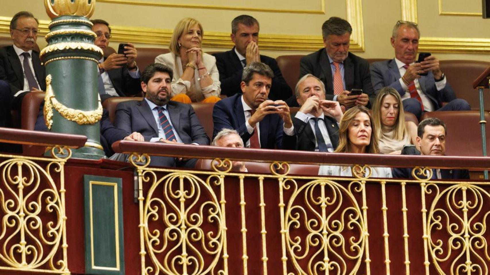El presidente de la Región de Murcia, Fernando López Miras (1i), este martes, siguiendo el debate de investidura de Alberto Núñez Feijóo en el Congreso de los Diputados.