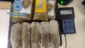 La Policía Nacional ha incautado más de tres kilos de hachís y 100 gramos de cocaína.