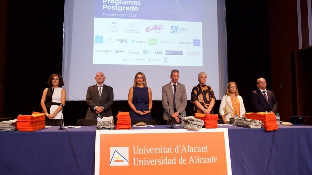 Acto de clausura de másteres y postgrados de empresa de la UA.