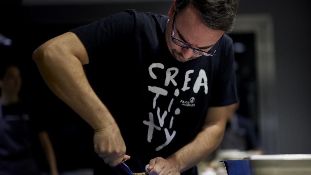 Paco Morales, trabajando en 'Noor', su restaurante de Córdoba.