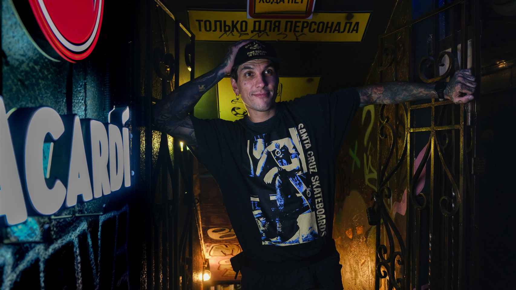 Max Kyrychenko posa en el entrada de su bar de Maidan, donde custodia el champán de Bajmut