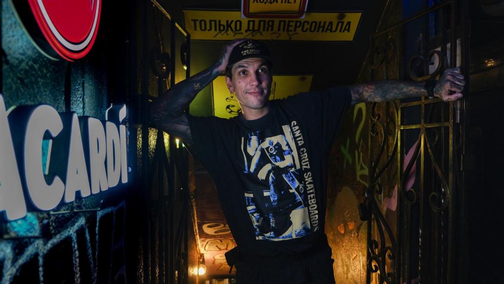 Max Kyrychenko posa en el entrada de su bar de Maidan, donde custodia el champán de Bajmut