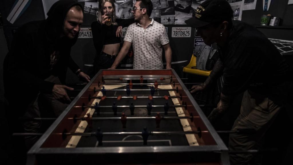 Interior del Doska Bar de Maidan, uno de los bares que han reabierto en Kiev en plena guerra