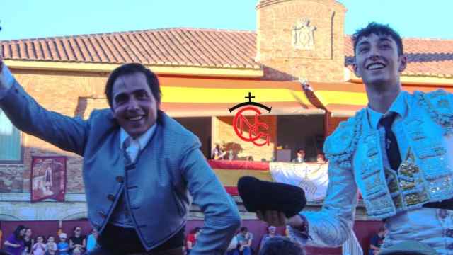 Oscar Borjas y Pedro Andrés salieron en volandas del coso rectangular de Plaza de España de Mayorga