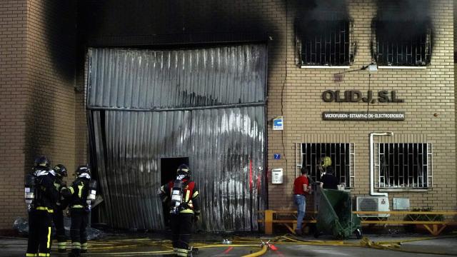 Un incendio afecta a varias naves del Polígono El Esparragal, en Santovenia de Pisuerga