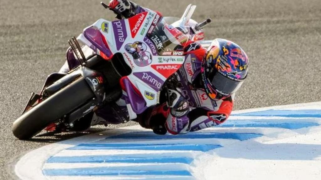 El español Jorge Martín traza un viraje durante la sesión de clasificación, en el Twin Ring Motegi.