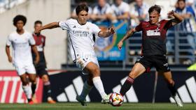 Gonzalo pelea un balón con un rival del Recreativo