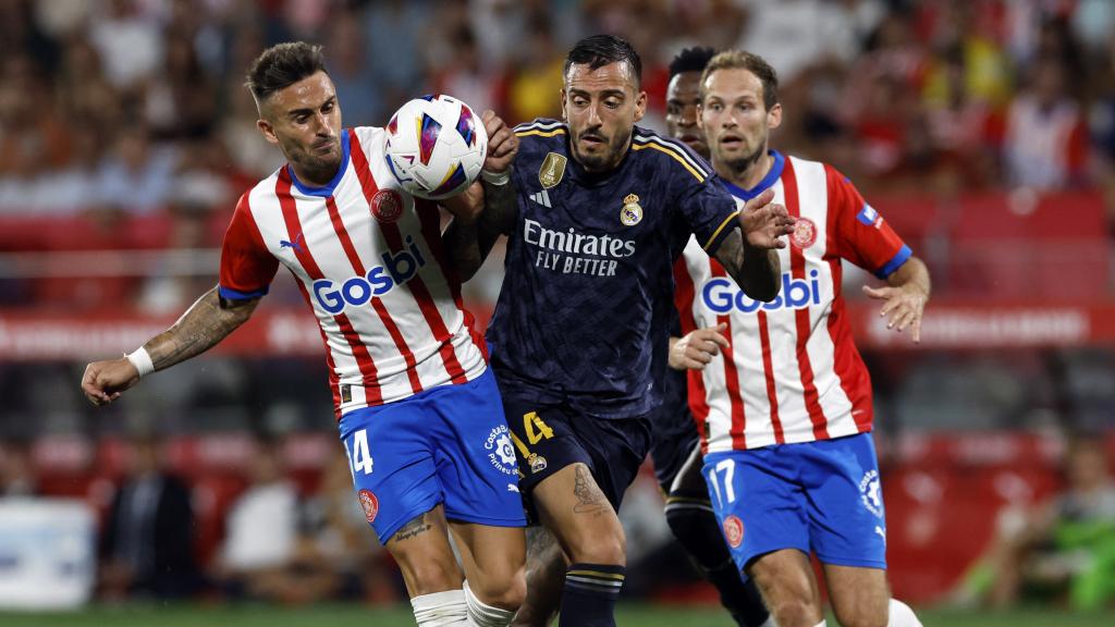 Joselu, ante dos rivales