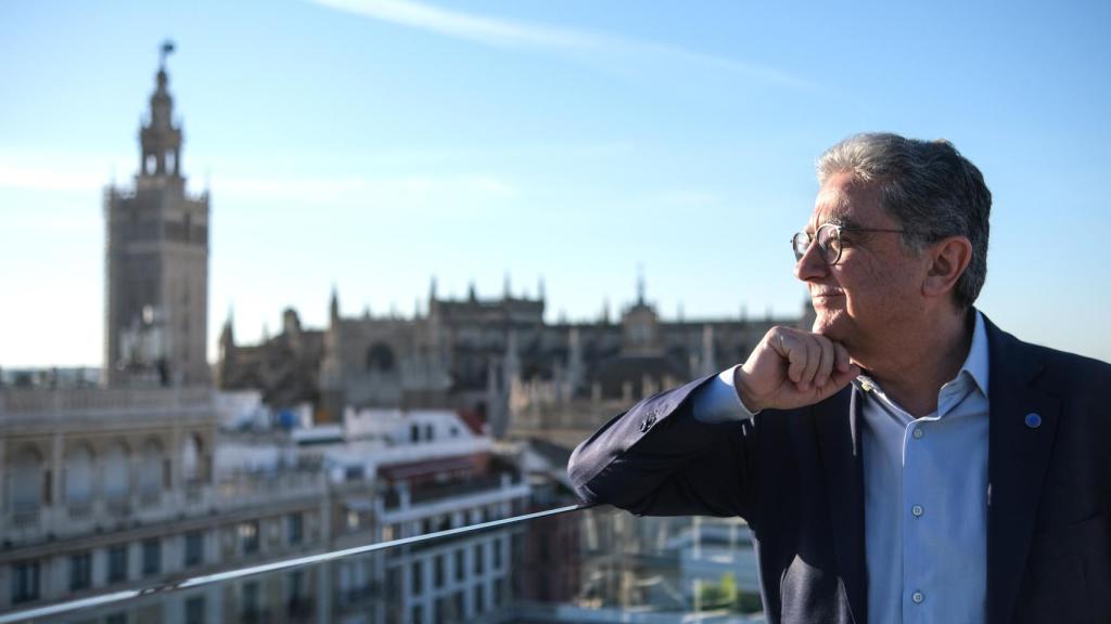 Enric Millo, el ex delegado del Gobierno en Cataluña durante el 1-O posa delante de la Giralda para la entrevista con EL ESPAÑOL.