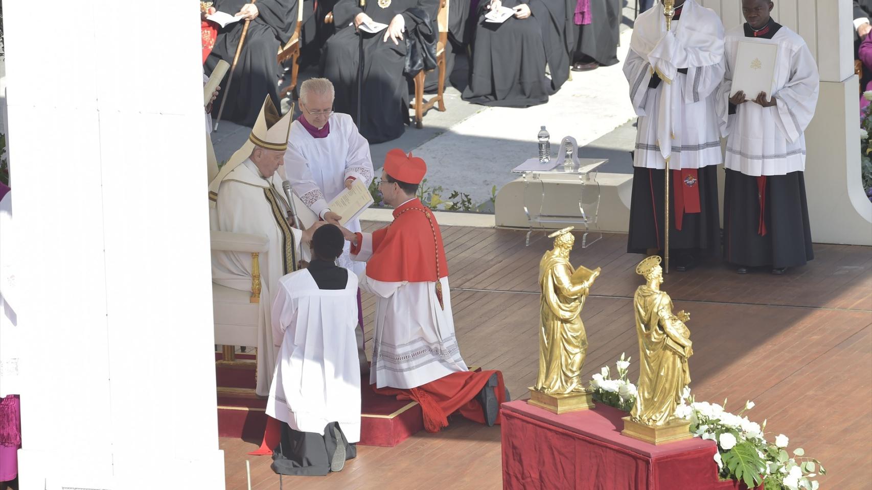 El Papa Francisco (i) nombra cardenal al arzobispo de Madrid, Jose Cobo