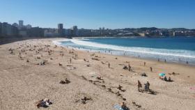 Playa del Orzán este mediodía.