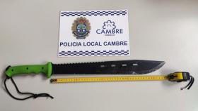 Denunciado un joven por pasear con un machete de 45 centímetros por Cambre (A Coruña)