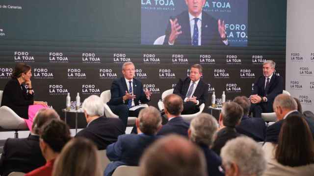 El presidente de la Xunta de Galicia, Alfonso Rueda, el de la Junta de Castilla-La Mancha, Emiliano García-Page, y el de Canarias, Fernando Clavijo, en la mesa de presidentes del Foro La Toja-Vínculo Atlántico.