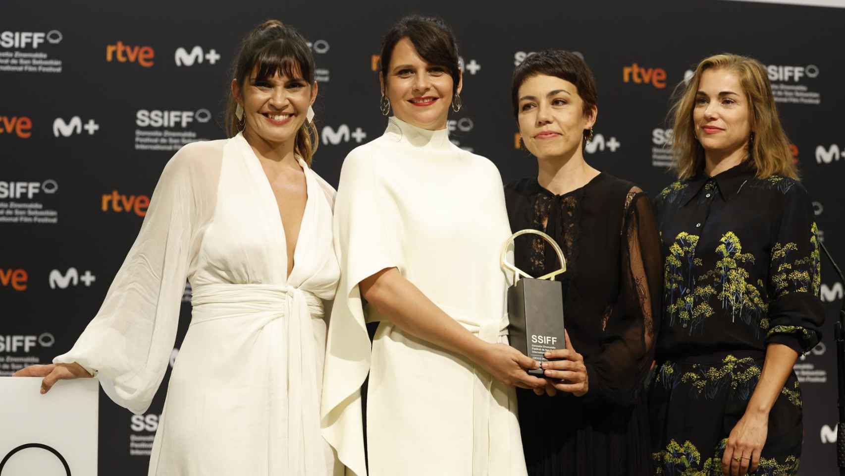 La directora Jaione Camborda, segunda por la izquierda, recibe la Concha de Oro a la Mejor Película.