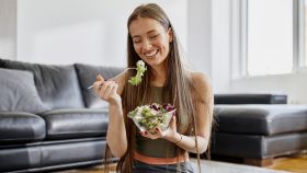 Imagen de archivo de una mujer comiendo vegetales. Foto: iStock.
