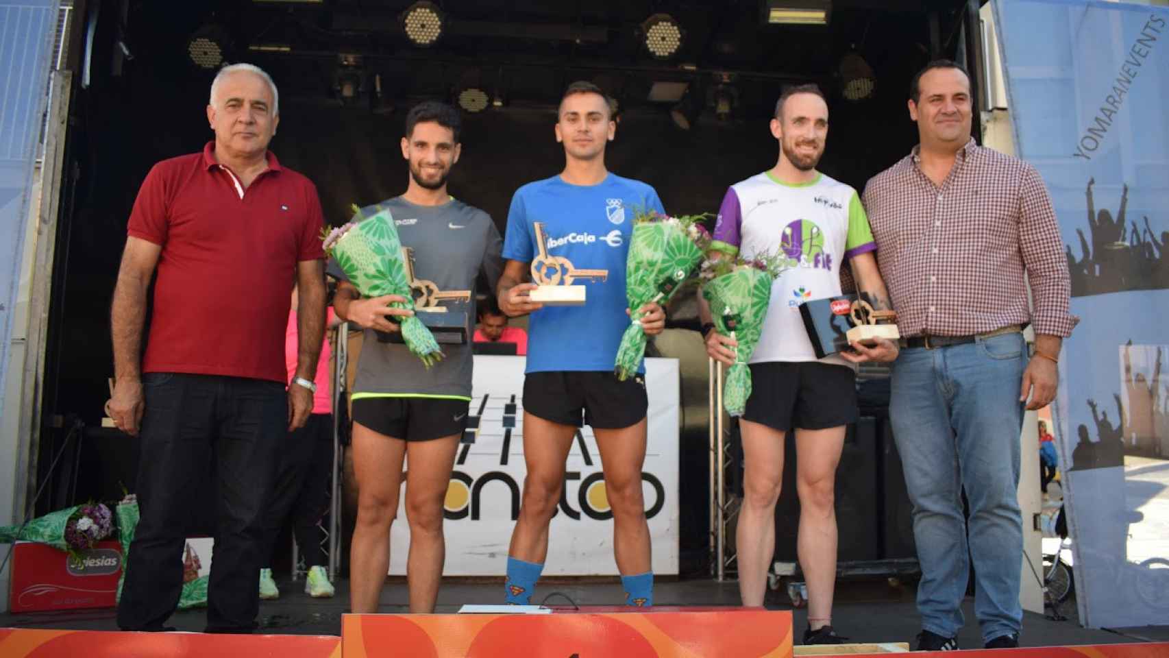 Ganadores de la prueba con el diputado de Deportes y el alcalde de Santa Marta