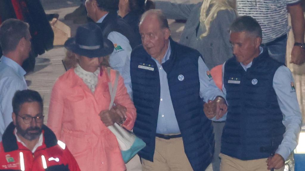 La infanta Elena y el rey Juan Carlos salieron el sábado a cenar por las Rías Baixas de Sanxenxo.