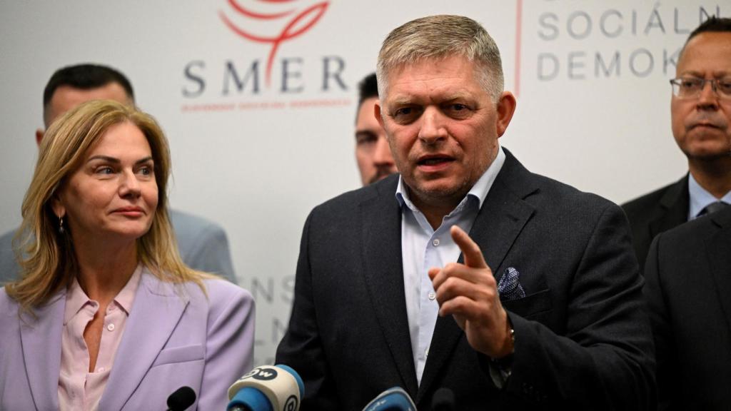 El líder del partido SMER-SSD, Robert Fico, habla durante una conferencia de prensa después de las elecciones parlamentarias anticipadas.