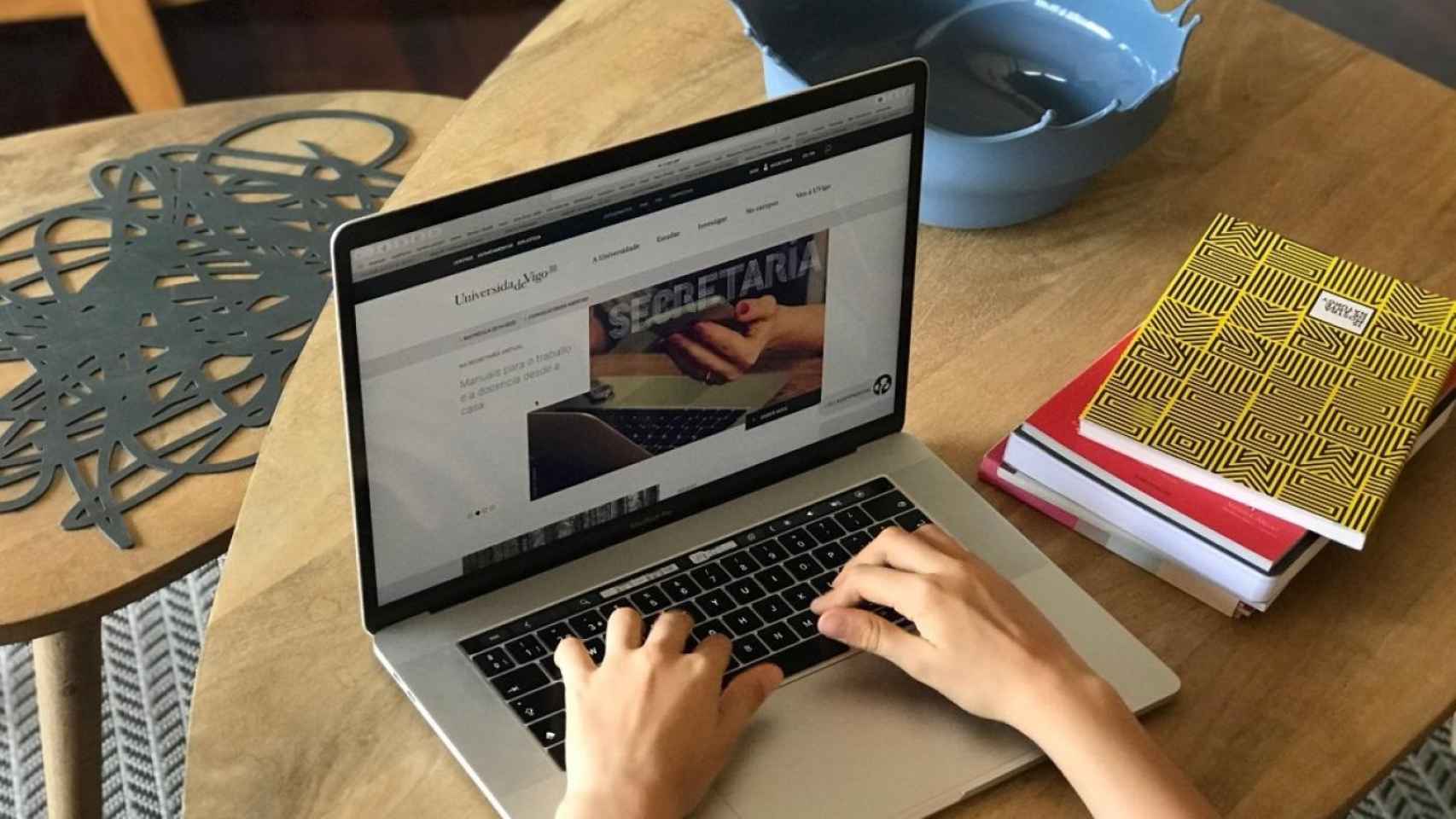 Un estudiante trabajando con su ordenador portátil.