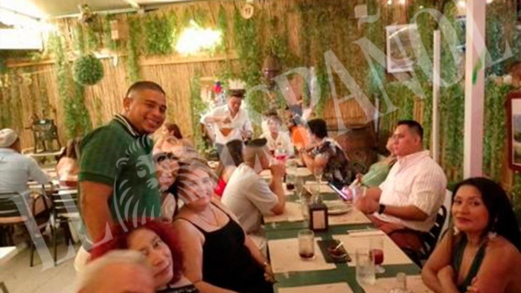 Arlem García (1d), en la mesa del restaurante de Puente Tocinos donde comenzaron la celebración del 30 cumpleaños del nicaragüense Eric Hernández (1i).