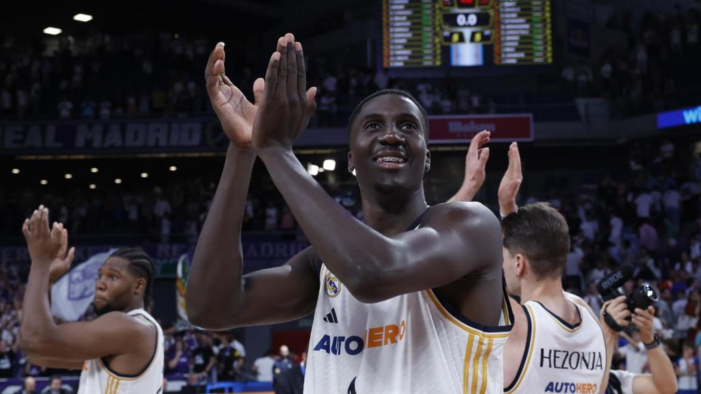 Ismaila Diagne saluda al público del WiZink Center.