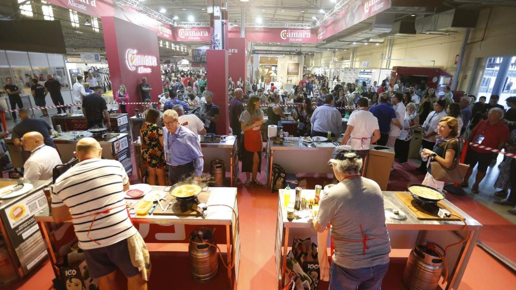 Los finalistas preparan sus arroces en Alicante Gastronómica.