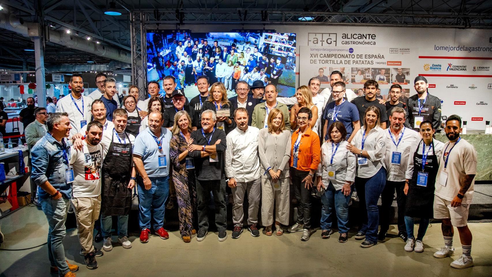 Foto de familia del concurso la mejor tortilla de patatas de España 2023