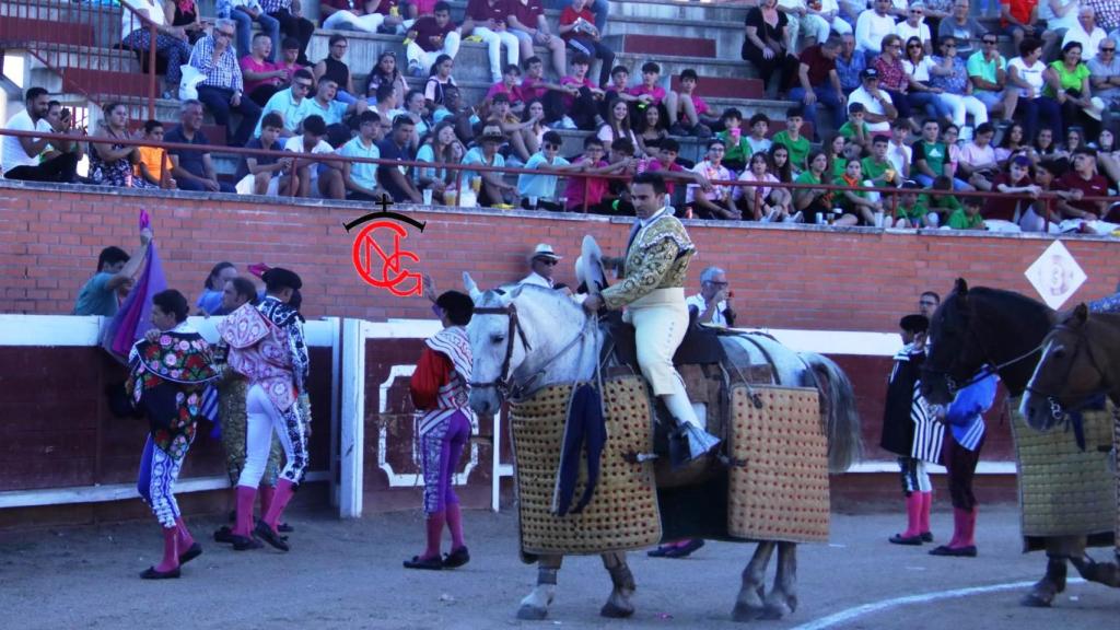 Paseíllo de la novillada de ayer en Mojados