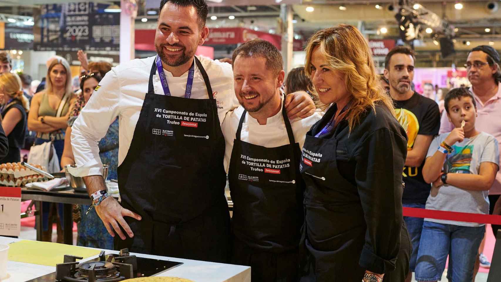 Teresa Monteoliva, Nicolás Reyes (jefe de cocina de Cañadío Madrid) y Pedro Román (jefe de cocina de Cañadío Santander)
