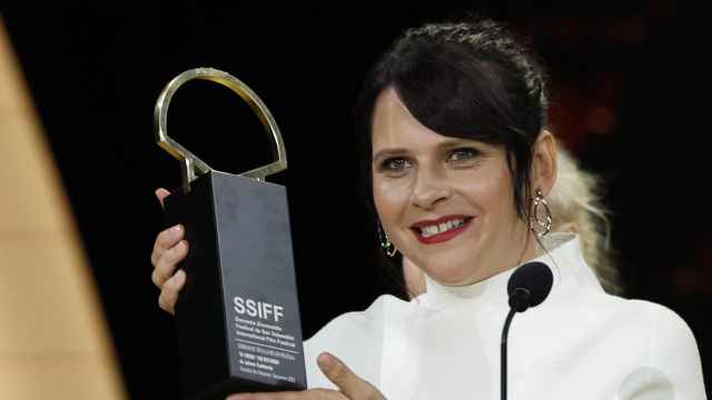 La directora Jaione Camborda sostiene la Concha de Oro a la mejor película con 'O corno'.
