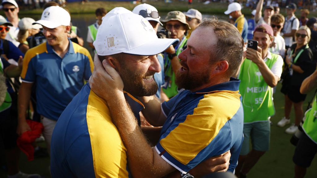 Jon Rahm se abraza con Shane Lowry.