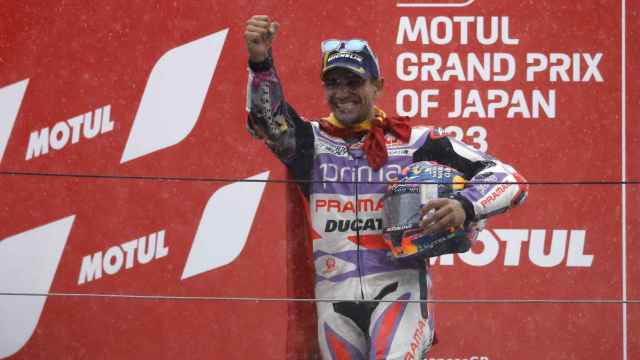 El español Jorge Martín celebra su victoria en el circuito japonés Twin Ring Motegi.