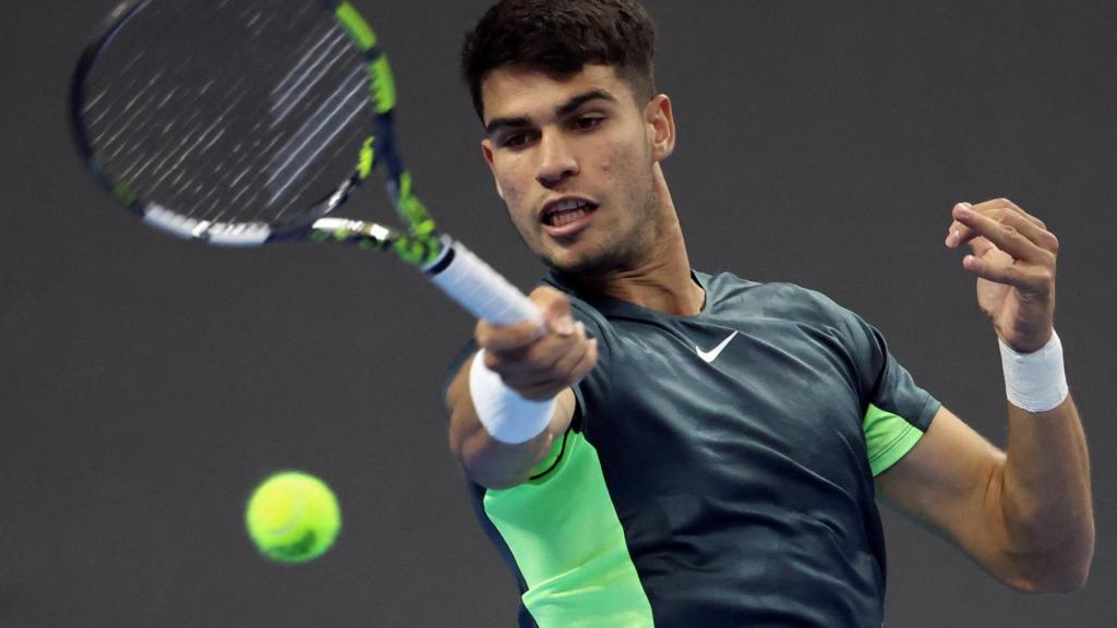 Alcaraz devuelve un golpe durante el ATP Pekín.