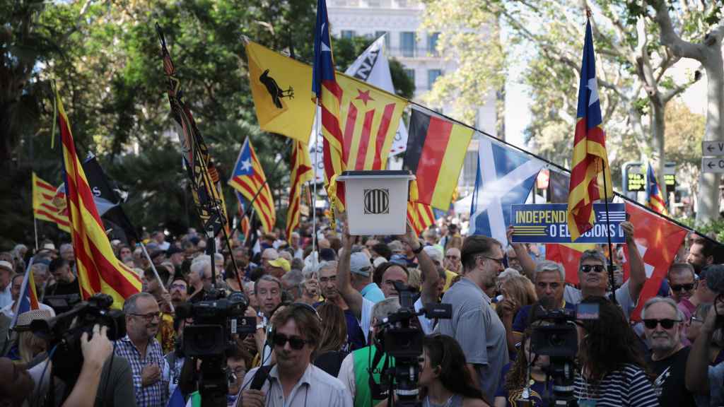 Independentistas catalanes conmemoran el aniversario del referéndum ilegal del 1-O.