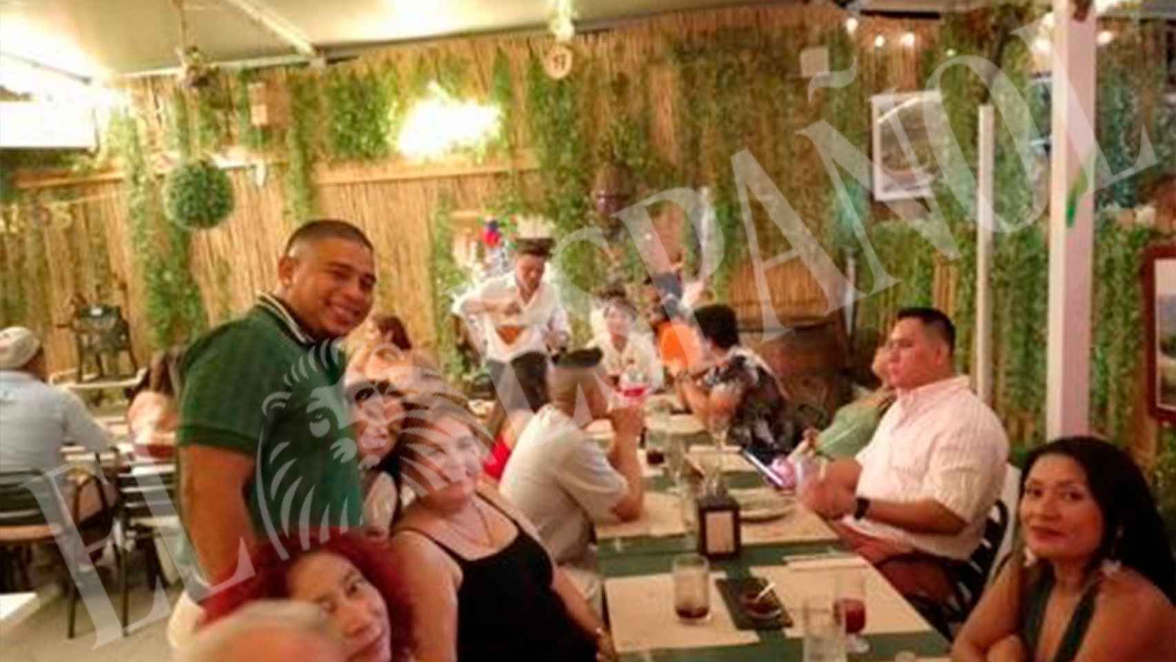 Arlem García (1d), en la mesa del restaurante de Puente Tocinos donde comenzaron la celebración del 30 cumpleaños del nicaragüense Eric Hernández (1i).