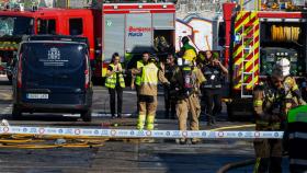 Bomberos y Policía Nacional, frente a las tres discotecas afectadas por el incendio.