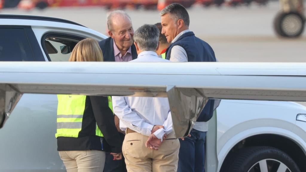 El Emérito en el aeropuerto de Vigo.