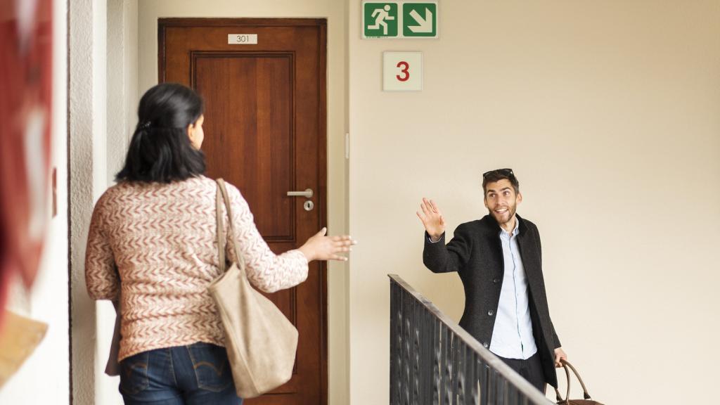 Imagen de archivo de unos vecinos de escalera. Foto: iStock.